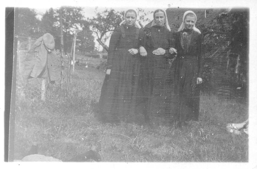 1930_OmaenvriendinenzusAaltjeinklederdracht