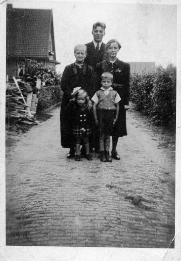 1939-1940_JonggezinmetOpoeMeesterberends_wrschStationsstraatHolten
